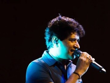 রয়ে গেল তাঁর অনবদ্য গানগুলি