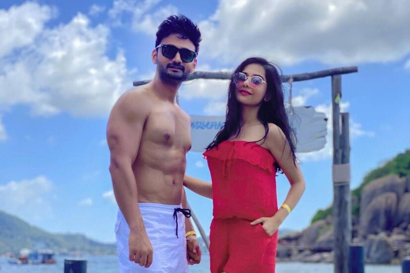 সম্প্রতি নিজের মধুচন্দ্রিমার একটি ছবি পোস্ট করেছিলেন অমৃতা রাও৷ স্বামী আরজে আনমোলের সঙ্গে তাঁকে দেখা যাচ্ছে সে ছবিতে জমকালো লাল পোশাকে