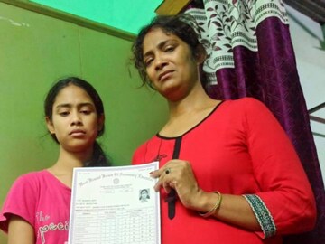মাধ্যমিক পরীক্ষার ফলাফল বার হতেই সকাল থেকে নিজের ঘরেই কেঁদে চলেছে অস্মিতা