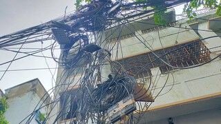 দক্ষিণ কলকাতায় সিইএসসি-র বিদ্যুতের খুঁটি নুইয়ে পড়েছে কেবল ও ইন্টারনেটের তারে 