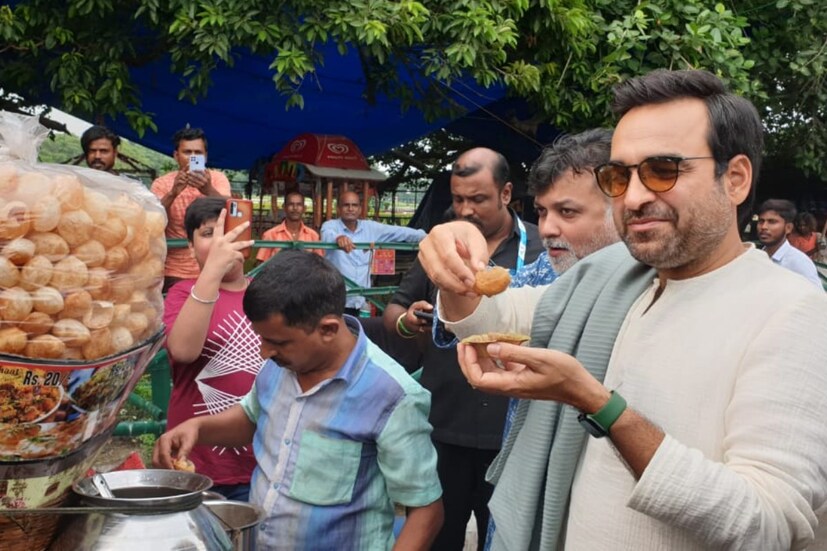 কলকাতায় এসেছেন আর ফুচকা না খেলে চলে? টক, ঝাল ফুচকা খেয়ে মনে আনন্দ পঙ্কজের। যতই কাজের সূত্রে আসা হোক না কেন, এ যে তাঁর শ্বশুরবাড়ি! পঙ্কজের সঙ্গ দিলেন সৃজিতও।