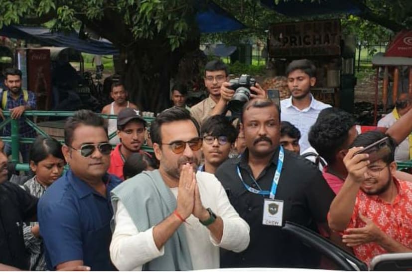 ভিক্টোরিয়ার সামনে ভিড়। বাংলার জামাই এসেছেন যে। পঙ্কজ ত্রিপাঠী! ভবানীপুরের মৃদুলাকে বিয়ে করেছেন ওটিটি-র রাজা। সেই পঙ্কজ এ বার কলকাতায়। সাদা কুর্তা, ঘিয়ে রঙা প্যান্ট আর নীল শাল গায়ে।