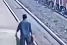 রেললাইনের ধারে অসুস্থ ভিক্ষুক, ছুটে গিয়ে প্রাণ বাঁচালেন রেলকর্মী, ভাইরাল ভিডিও রেললাইনের ধারে অসুস্থ ভিক্ষুক, ছুটে গিয়ে প্রাণ বাঁচালেন রেলকর্মী, ভাইরাল ভিডিও