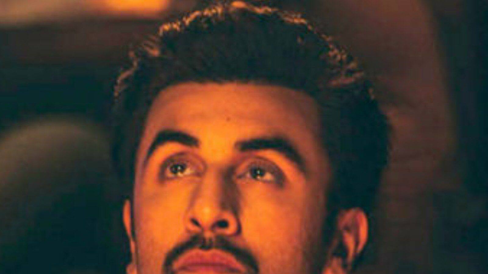 রণবীরের গাড়ির দুর্ঘটনা, জানলার কাচ ভেঙে গিয়ে বিপদে পড়লেন অনুষ্ঠানের আগে রণবীরের গাড়ির দুর্ঘটনা, জানলার কাচ ভেঙে গিয়ে বিপদে পড়লেন অনুষ্ঠানের আগে