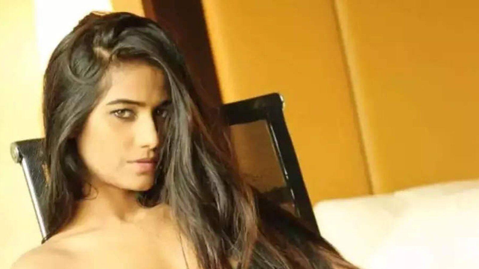 অন্তর্বাস ছাড়া সাদা ক্রপ টপে পুনম পাণ্ডে, রাস্তায় দাঁড়িয়ে হাত তুলতেই বিপাকে মডেল অন্তর্বাস ছাড়া সাদা ক্রপ টপে পুনম পাণ্ডে, রাস্তায় দাঁড়িয়ে হাত তুলতেই বিপাকে মডেল