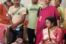 নিজের বৌভাতে রক্তদান শিবিরের আয়োজন করে রক্ত দিলেন স্বয়ং পাত্র