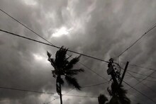 বজ্রবিদ্যুৎ-সহ ঝড়বৃষ্টি আসছে আর খানিক ক্ষণে, কোথায় কোথায় জেনে নিন