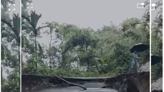 চূর্ণ পথের টুকরোগুলি ভেসে যায় বন্যার ঘোলা জলে পাক খেতে খেতে