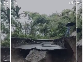 চূর্ণ পথের টুকরোগুলি ভেসে যায় বন্যার ঘোলা জলে পাক খেতে খেতে