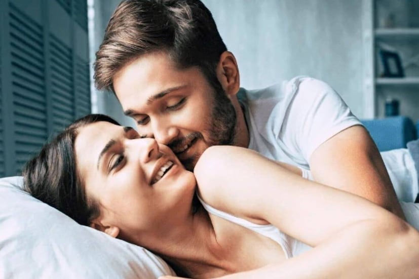 দিনের পর দিন একই পজিশনে যৌনতা করতে গিয়েও কিন্তু একঘেয়েমি আসতে পারে৷ অনেক সময় দেখা যায় মহিলারা নতুন ভঙ্গিমায় সঙ্গমে লিপ্ত হতে চাইছেন না৷ সেক্ষেত্রে প্রথমেই তীব্র প্রতিবাদ না জানিয়ে ধীরে ধীরে নরমভাবে আপনার অসুবিধে বা অনিচ্ছের কথা জানান৷