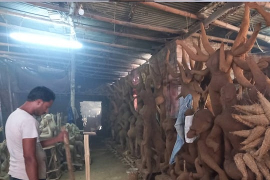 আসানসোলের মহিশীলার কুমোরপাড়ায় দুর্গা মূর্তি তৈরির কাজ শুরু হয়ে গিয়েছে