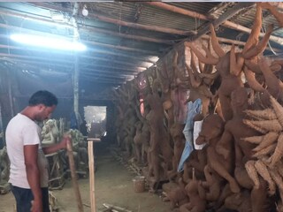 আসানসোলের মহিশীলার কুমোরপাড়ায় দুর্গা মূর্তি তৈরির কাজ শুরু হয়ে গিয়েছে