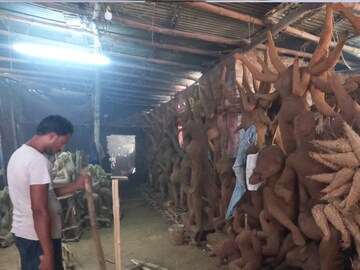 আসানসোলের মহিশীলার কুমোরপাড়ায় দুর্গা মূর্তি তৈরির কাজ শুরু হয়ে গিয়েছে