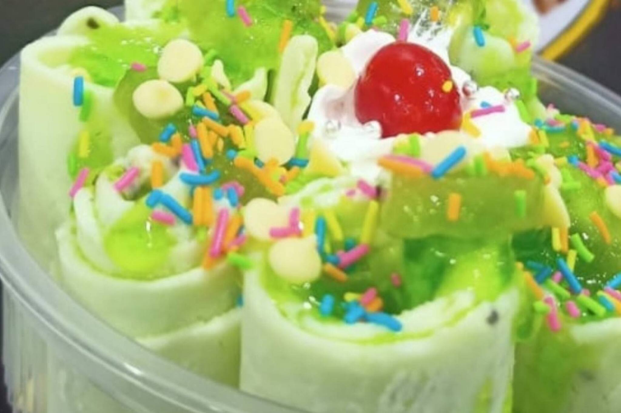 ঘূর্ণিত আইসক্রিমে মন মজেছে আট থেকে আশির