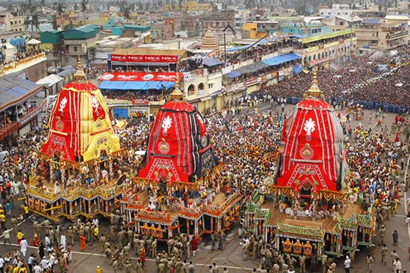 রথযাত্রার আগে গুন্ডিচা মন্দির পরিষ্কার করা হয়৷ জগন্নাথদেবের রথের নাম নন্দীঘোষ৷ বলভদ্রের রথ হল তালধ্বজ এবং দেবী সুভদ্রা আরোহণ করেন দর্পদলনে৷ 