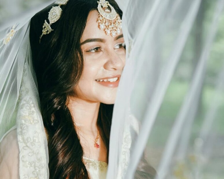 মঙ্গলবার ভোরবেলা নান্নিমুখের সময়ে সাদা রঙের একটি লহেঙ্গা পরেছিলেন সোমাশ্রী। তার পরে সেটি পরেই বিয়োর আসরে পৌঁছন তিনি। সেখানে পোশাক বদলে লাল পেড়ে সবজেটে হলুদ রঙের একটি শাড়ি পরে গায়ে হলুদ সারেন নায়িকা।