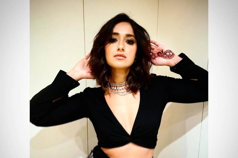 কালো লেহঙ্গায় রাজকীয় ইলিয়ানা ডি’ক্রুজ