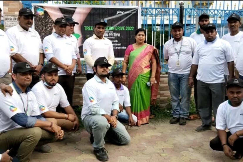 বৃক্ষরোপণের এই সবুজায়ন অনুষ্ঠানে উপস্থিত ছিলেন বিধাননগর পুরসভার বিভিন্ন প্রতিনিধি এবং গোদরেজ সংস্থার কর্তারা৷ 