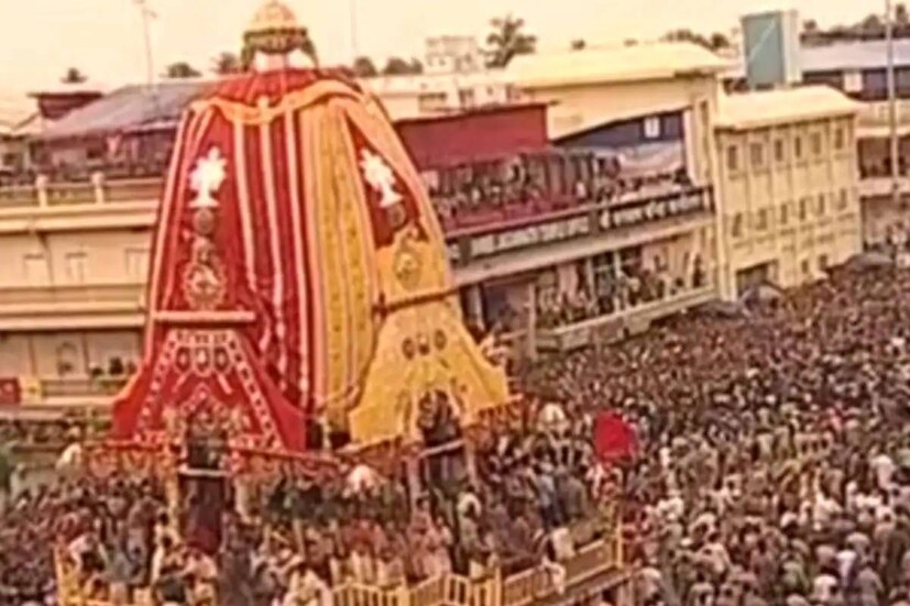 পুরীর রাজার উপাধি ‘গজপতি’৷ তিনি জগন্নাথদেবের প্রথম সেবায়েত ৷ তিনি স্বর্ণ সন্মার্জনী বা সোনার ঝাঁটা দিয়ে পরিষ্কার করেন রথযাত্রার পথ৷ এর পর গুন্ডিচা মন্দিরের দিকে রওনা দেয় নন্দীঘোষ, তালধ্বজ ও দর্পদলন ৷