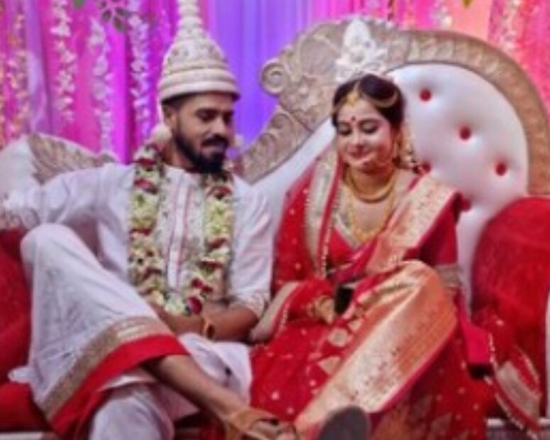 রাতে বিয়ের সময়ে লাল বেনারসি, লাল ওড়না এবং সোনার গয়নায় সেজেছিলেন প্রসন্নময়ী। আর বরের পরনে ছিল সাদা পাঞ্জাবী এবং লাল পেড়ে সাদা ধুতি। নতুন জীবনে পা দিলেন সোমাশ্রী-শুভময়। নায়িকার বন্ধুবান্ধবের পোস্ট করা ছবিতে ভরে উঠেছে তাঁর ইনস্টাগ্রাম স্টোরি।