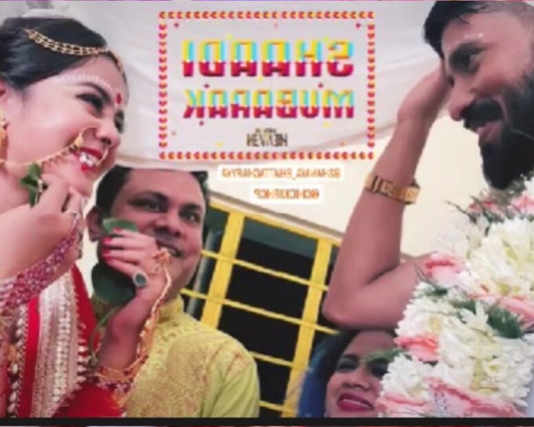গত অক্টোবর মাসে রেজিস্ট্রি হয়ে গিয়েছে পাত্র পাত্রীর। সেই থেকেই শুভময়ের বালিগঞ্জের বাড়িতে স্বামী এবং শাশুড়ির সঙ্গে থাকছেন সোমাশ্রী। আনুষ্ঠানিক বিয়ের আগে মা এবং দাদার কাছে দুর্গাপুরে চলে গিয়েছেন তিনি। এ বার আনুষ্ঠানিক ভাবে বধূর গৃহপ্রবেশ হল।