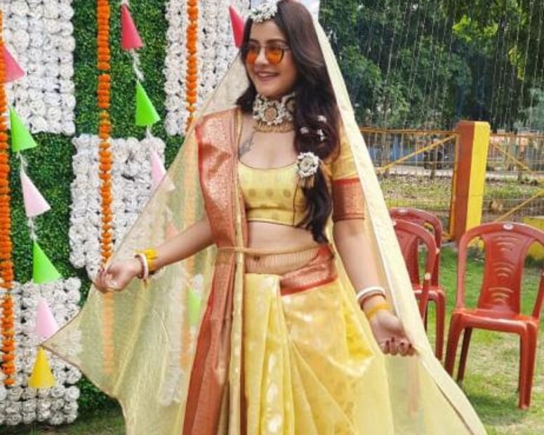 নিউজ১৮ বাংলাকে রোশনি বললেন, ''আমরা একটু আগে ফিরলাম কলকাতায়। খুবই ক্লান্ত। কাল ভোর ৩টে নাগাদ বিয়ের লগ্ন সেরে বাসর রাত জাগা। আমি অবশ্য খুব রাজ জাগিনি। ৩টের পর হোটেলে চলে এসেছিলাম। কিন্তু সোমাশ্রী জেগেছিল। ফলে খুব ক্লান্ত ও।''