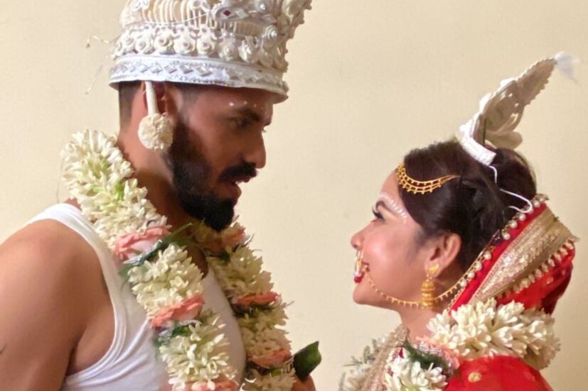 বিয়ে হল সোমাশ্রী ভট্টাচার্যের। জনপ্রিয় ধারাবাহিক ‘করুণাময়ী রাণী রাসমণি’-র ‘প্রসন্নময়ী’ বধূবেশে দেখা দিলেন বাস্তবে। মঙ্গলবার মধ্য রাতে শুভলগ্নে সাতপাক ঘুরলেন ২৫ বছরের নায়িকা। দুর্গাপুরে তাঁদের বাড়িতে বিয়ের মণ্ডপ বসে। গায়ে হলুদও হয়েছে মঙ্গলবার। বুধবার সন্ধ্যায় সদলবদলে বালিগঞ্জের শ্বশুরবাড়িতে পা রাখলেন কনে সোমাশ্রী।