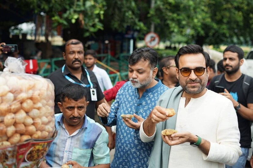 মেঘঢাকা আকাশের নীচে ভিক্টোরিয়ার সামনে দাঁড়িয়ে চুটিয়ে ফুচকা খেলেন পঙ্কজ