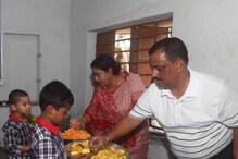 ১টি আম ৫০০ টাকা! গরমের ছুটির পর মহার্ঘ্য কোহিতুর-সহ নানা ফল দিয়ে বরণ পড়ুয়াদের ১টি আম ৫০০ টাকা! গরমের ছুটির পর মহার্ঘ্য কোহিতুর-সহ নানা ফল দিয়ে বরণ পড়ুয়াদের