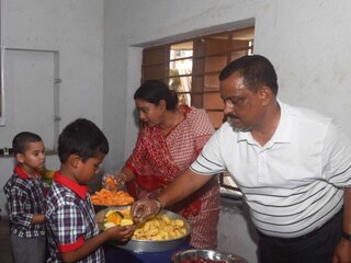 একে স্কুল খোলার আনন্দ, তার ওপর বাড়তি পাওনা স্কুলে ফল উৎসব