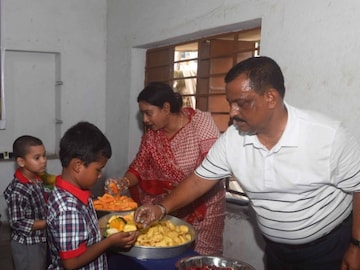 একে স্কুল খোলার আনন্দ, তার ওপর বাড়তি পাওনা স্কুলে ফল উৎসব