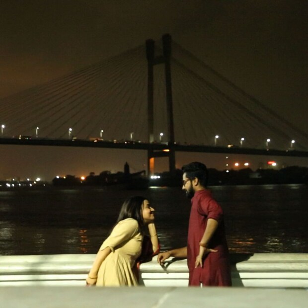 রাত জাগতে চা-কফি, খাবার দাবারের আয়োজন ছিল বটে। কিন্তু ঊর্মি সে সবের আশেপাশেও যাননি। তাঁর কথায়, ''উটের কুঁজে যেমন জল ভরা থাকে, আমারও পেটে একেবারে রাতের জন্য খাবার মজুত করা ছিল।''