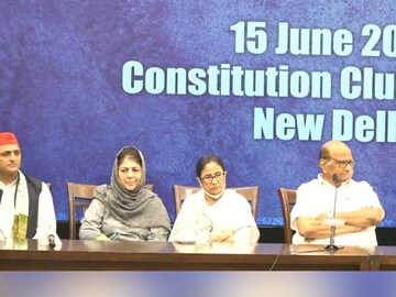 সাংবাদিক বৈঠকে মমতা বন্দ্যোপাধ্যায়, শরদ পাওয়ার, অখিলেশ যাদব, মেহবুবা মুফতি
