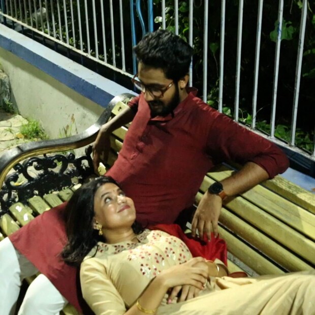 নিউজ18 বাংলাকে নায়িকা অন্বেষা হাজরা বললেন, ''নিয়ম ভেঙে শ্যুটিং হয়নি। সব ফাঁকা রাস্তায় খুব শৃঙ্খলা মেনে শ্যুট করেছি আমরা। রাতের কলকাতা ঘুরে খুব ভাল লাগল। কাস্টের মধ্যে কেবল আমি আর ঋত্বিকদাই (নায়ক) ছিলাম।''