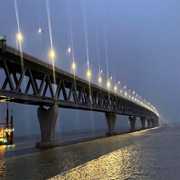 পদ্মা সেতুর উদ্বোধনী অনুষ্ঠানে সেতু নির্মাণে সাহস জোগানো বাংলাদেশের জনগণকে স্যালুট জানিয়ে প্রধানমন্ত্রী শেখ হাসিনা বলেন, “কারও বিরুদ্ধে আমার কোনও অনুযোগ নেই। আমরা নানা প্রতিকূলতা পেরিয়ে এগিয়ে যাচ্ছি। আমরা দেশবাসীকে নিয়ে সব সমস্যা মোকাবিলা করে যাচ্ছি।”