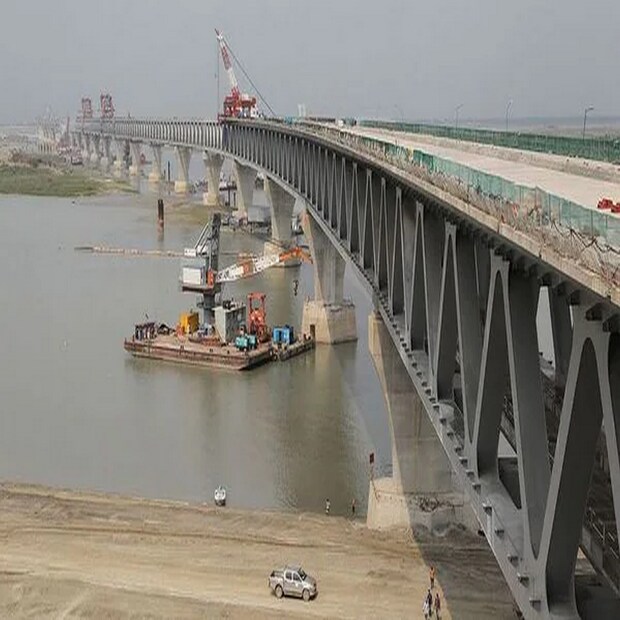  এই সেতু রাজধানী ঢাকা এবং অন্যান্য বড় শহরের সঙ্গে দক্ষিণ ও দক্ষিণ-পশ্চিমাঞ্চলের ২১টি জেলার সড়ক যোগাযোগে ব্যাপক অগ্রগতি বয়ে আনবে বলে মনে করা হচ্ছে।