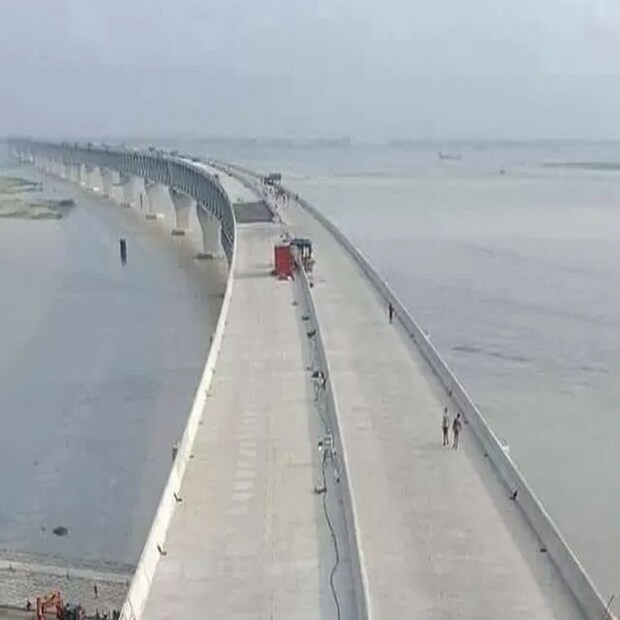 আগামিকাল, অর্থাৎ রবিবার ভোর থেকে টোল দিয়ে সাধারণ যানবাহন চলাচল শুরু করবে। ২০১৭ সালের ৩০ সেপ্টেম্বর সেতুর নির্মাণ কাজ শুরু হয়েছিল। ২০২০ সালের ১০ ডিসেম্বর ৬.১৫ কিলোমিটার দীর্ঘ পদ্মা সেতুর সম্পূর্ণ কাঠামো তৈরি হয়। 