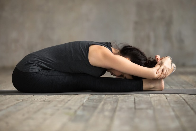 পশ্চিমত্তাসন (Paschimottanasana)- পা সামনের দিকে ছড়িয়ে বসতে হবে । এ বার হাত দু’টি টান টান করে পায়ের আঙুল ছুঁতে হবে । নাক যাতে হাঁটুতে ঠেকে । এই আসনে পেটের চর্বি কমে ।