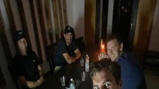 চারিদিকে ঘুটঘুটে অন্ধকার, কলম্বোর রেস্টুরেন্টে অস্ট্রেলিয়ানরা