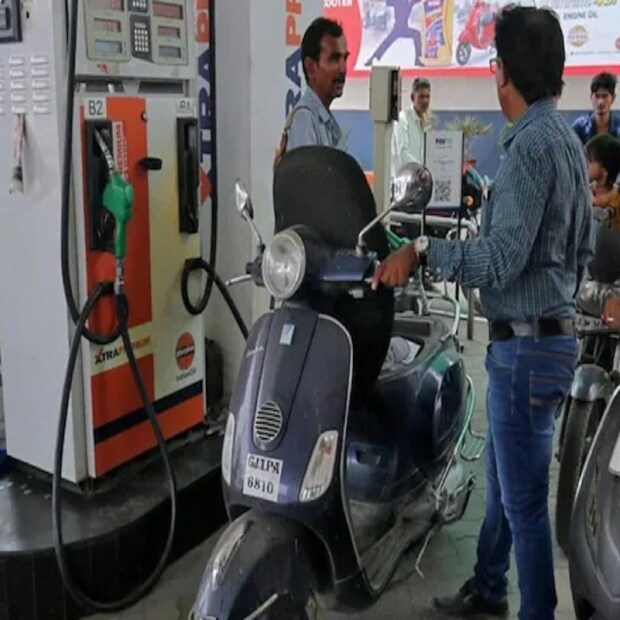 এর জন্য কেবল 92249 92249 নম্বরে এসএমএস পাঠাতে হবে ৷ RSP&lt;স্পেস&gt; পেট্রোল পাম্প ডিলারের কোড লিখে 92249 92249 নম্বরে পাঠাতে হবে ৷ দিল্লির বাসিন্দা পেট্রোল ও ডিজেলের দাম জানতে চাইলে RSP 102072 লিখে 92249 92249 নম্বরে পাঠাতে হবে ৷ প্রতিদিন সকাল ৬টায় দেশের সরকারি তেল সংস্থাগুলি পেট্রোল ও ডিজেলের দাম জারি করে থাকে ৷ পেট্রোল ও ডিজেলের দামের উপরে এক্সাইজ ডিউটি, ডিলার কমিশন ও অন্যান্য চার্জ যুক্ত করার পর প্রায় দ্বিগুণ দাম দিয়ে তেল কিনতে হয় উপভোক্তাদের ৷