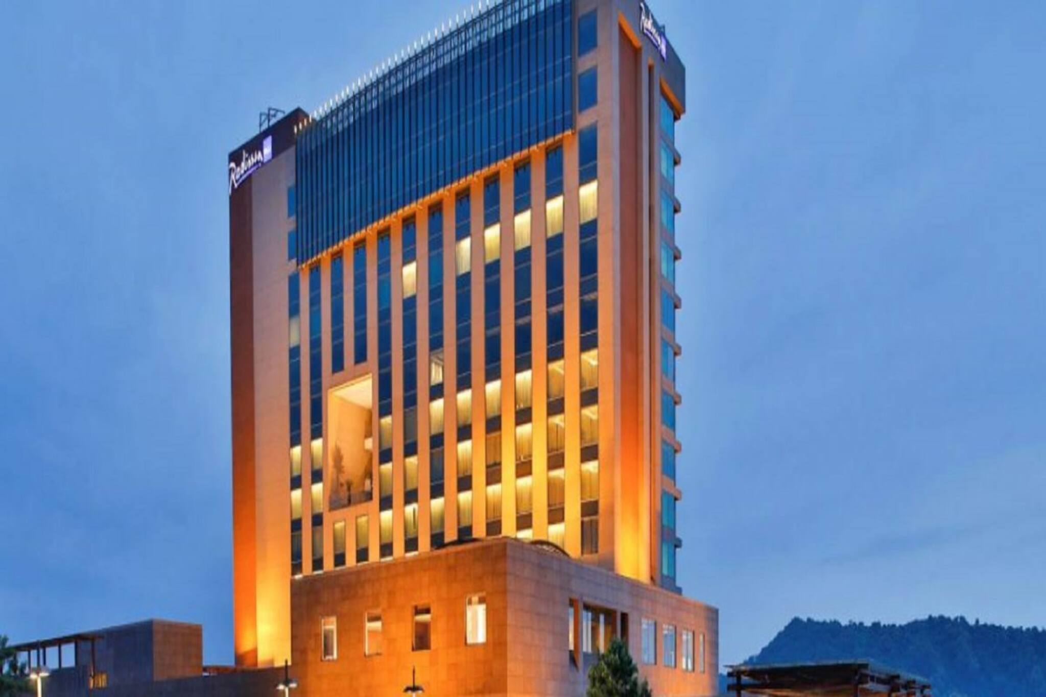 হোটেল তো নয়,যেন দুর্ভেদ্য দূর্গ, বুকিং পাচ্ছে না কেউই, নজর কাড়ছে র‍্যাডিসন ব্লু