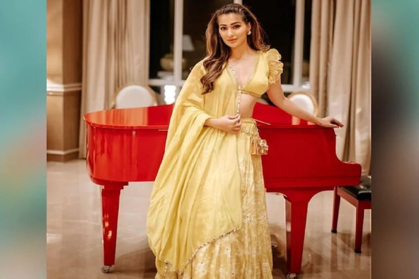  ফটোতে রাই লক্ষ্মীর লুকের প্রশংসায় পঞ্চমুখ হয়েছেন সকলেই৷ পুলের কিনারায় তাঁর রূপসাগরে মহেন্দ্র সিং ধোনি ডুব না দিলেও ফ্যানরা জমিয়ে রিঅ্যাকশন দিচ্ছেন৷