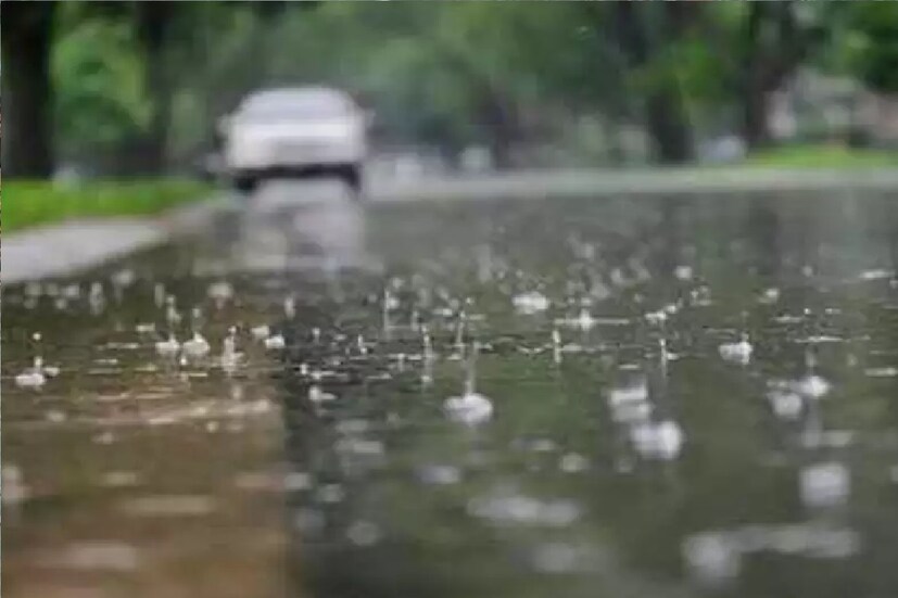 গতকাল সারাদিন আকাশের মুখ ভার করা অবস্থা দেখে মনে হয়েছিল হাওয়া অফিসের পূর্বাভাস মিথ্যে করে বর্ষা এল দক্ষিণবঙ্গে। কিন্তু আলিপুর আবহাওয়া অফিসের আবহাওয়াবিদ সৌরিশ বন্দ্যোপাধ্যায় জানান, আগামী ৪৮ ঘণ্টায় দক্ষিণবঙ্গে ঝড়-বৃষ্টির খুব একটা বেশি সম্ভাবনা নেই। যেটুকু সম্ভাবনা থাকছে তা পশ্চিমের জেলাগুলিতে।