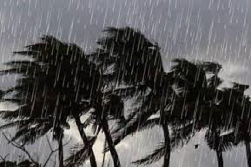 কিছুক্ষণেই দক্ষিণবঙ্গের গুরুত্বপূর্ণ জেলায় বজ্রবিদ্যুৎ-সহ ঝড়-বৃষ্টির পূর্বাভাস দিল আবহাওয়া দফতর। আলিপুর হাওয়া অফিস সূত্রে জানিয়েছে, আগামী ২-৩ ঘণ্টার মধ্যে পশ্চিমবঙ্গের মুর্শিদাবাদ জেলার কিছু অংশে দমকা হাওয়ার সঙ্গে বজ্রবিদ্যুৎ-সহ হালকা থেকে মাঝারি বৃষ্টিপাতের সম্ভাবনা রয়েছে এই জেলায়। মানুষজনকে নিরাপদ স্থানে থাকার পরামর্শ দেওয়া হয়েছে আবহাওয়া দফতরের তরফে।