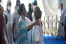 রেণু খাতুনকে বুকে জড়িয়ে ধরলেন মুখ্যমন্ত্রী