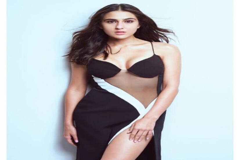 ইভেন্টে সারা আলি খান হাই স্লিট গাউনে অনুষ্ঠানে পৌঁছন যা তাবড় সুন্দরীদের থেকে লাইমলাইট ছিনিয়ে তাঁর ওপর ফেলে দেয়৷ Photo Courtesy- @saraalikhan95/Instagram