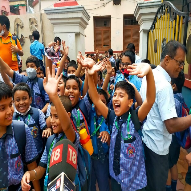 ২৬ জুন পর্যন্ত গরমের ছুটি বাড়িয়েছিল রাজ্য সরকার৷ তার আগে আজ থেকেই কলকাতার সিএনআই অনুমোদিত বেসরকারি বেশ কিছু স্কুল খুলে গেল৷ গরম কমে বৃষ্টি নামার কারণেই এই সিদ্ধান্ত বলে জানিয়েছিলেন কলকাতার বিশপ পরিতোষ ক্যানিং৷ তথ্য এবং ছবি- শঙ্কু সাঁতরা ও সাহ্নিক ঘোষ