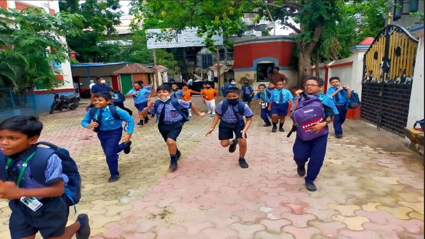 স্কুলে ফিরতে পেরে পড়ুয়াদের মধ্যেও দারুণ উৎসাহ চোখে পড়েছে৷ স্কটিশ চার্চ স্কুল কর্তৃপক্ষ জানিয়েছে, আগামিকাল থেকে পুরো ক্লাসই হবে৷  তথ্য এবং ছবি- শঙ্কু সাঁতরা ও সাহ্নিক ঘোষ
