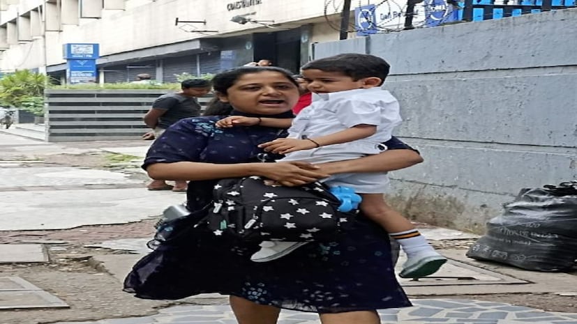 প্রাথমিক ভাবে ১৫ জুন পর্যন্ত গরমের ছুটি ঘোষণা করেছিল রাজ্য সরকার৷ কিন্তু গরম না কমায় আরো ১১ দিন ছুটি বাড়ানো হয়৷ সরকারি স্কুলগুলির পাশাপাশি বেসরকারি স্কুলগুলিকেও এই নির্দেশ মানতে অনুরোধ করেছিল রাজ্য সরকার৷ তথ্য এবং ছবি- শঙ্কু সাঁতরা ও সাহ্নিক ঘোষ