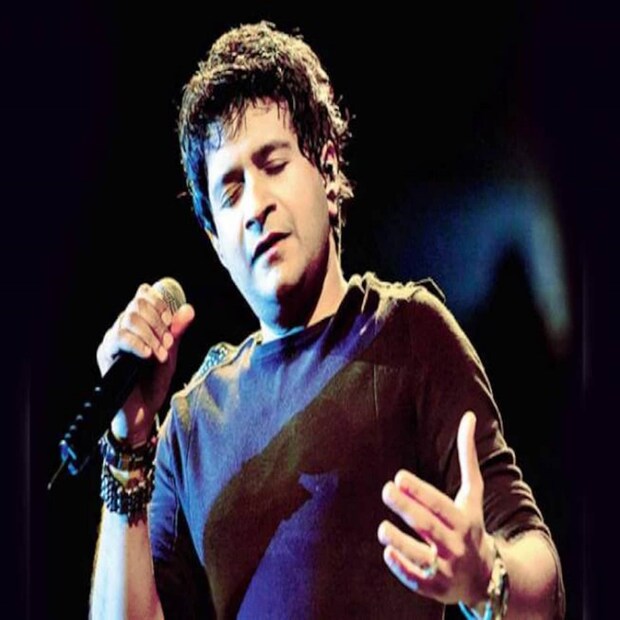ভারতবর্ষের নতুন প্রজন্মের কাছে হার্টথ্রব গায়ক কেকের জীবনাবসান মাত্র  বছর ৫৩ বয়সেই। এই কলকাতাতেই। শিল্পী কেকের পুরো নাম কৃষ্ণকুমার কুন্নাথ। কলকাতা নজরুল মঞ্চে মঙ্গলবার সন্ধ্যায় একটা অনুষ্ঠান ছিল তাঁর। অনুষ্ঠানের আয়োজক ছিল উল্টোডাঙ্গা গুরুদাস কলেজ। 